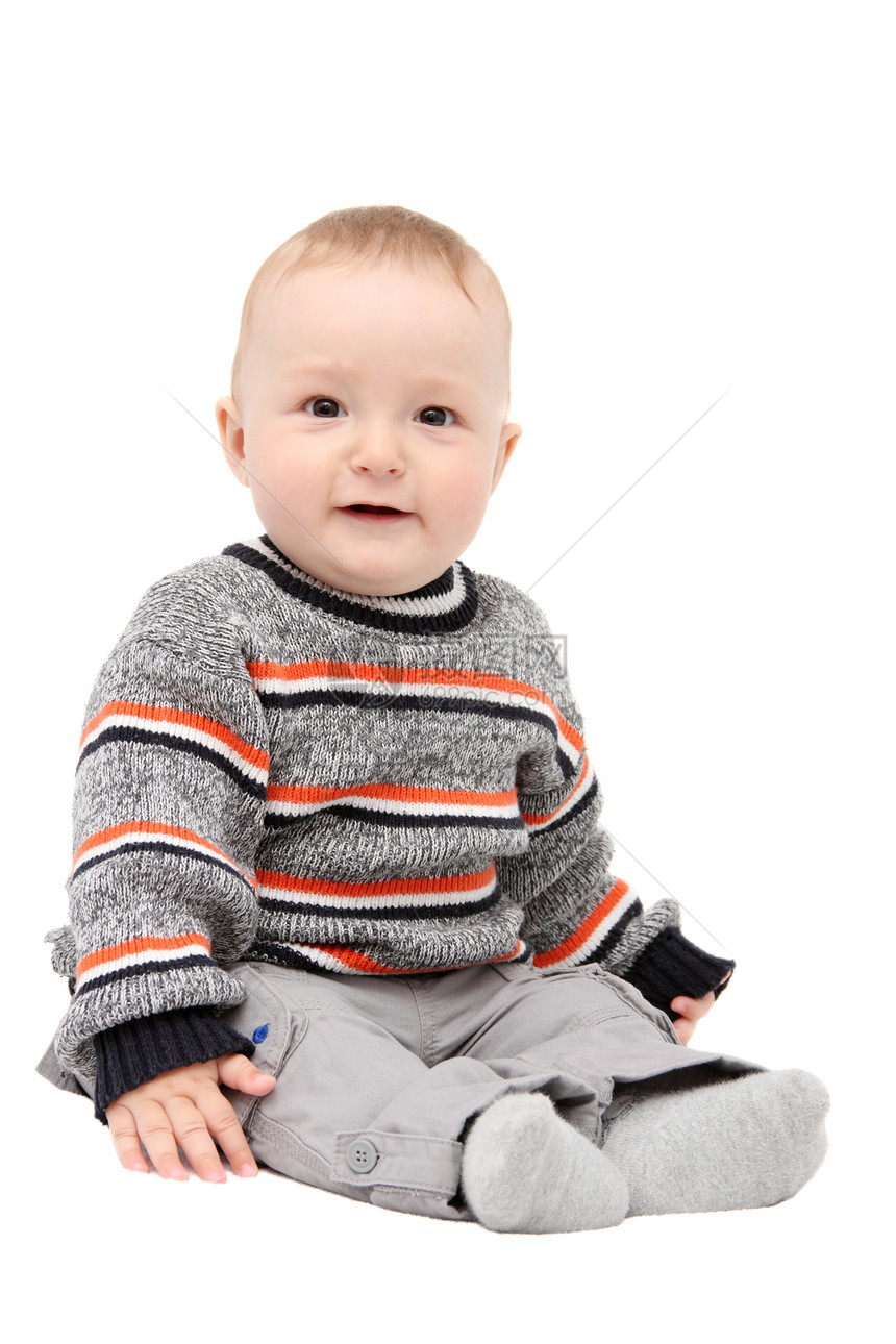 坐在白色背景的美丽快乐的男孩子儿童皮肤工作室毯子男性孩子童年男生微笑纺织品图片