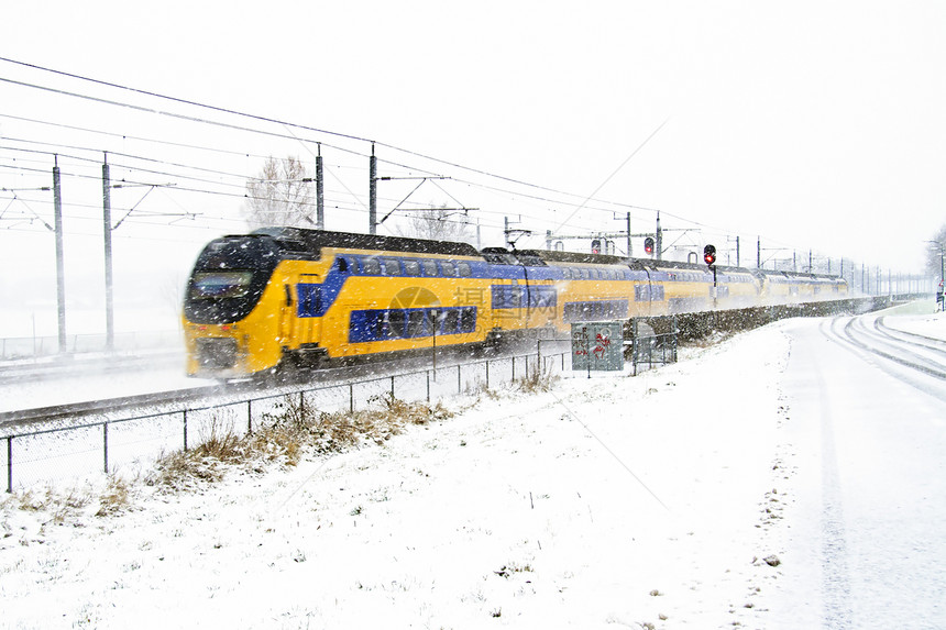 荷兰暴风雪中的火车驾驶 列车驾驶运输交通农村图片
