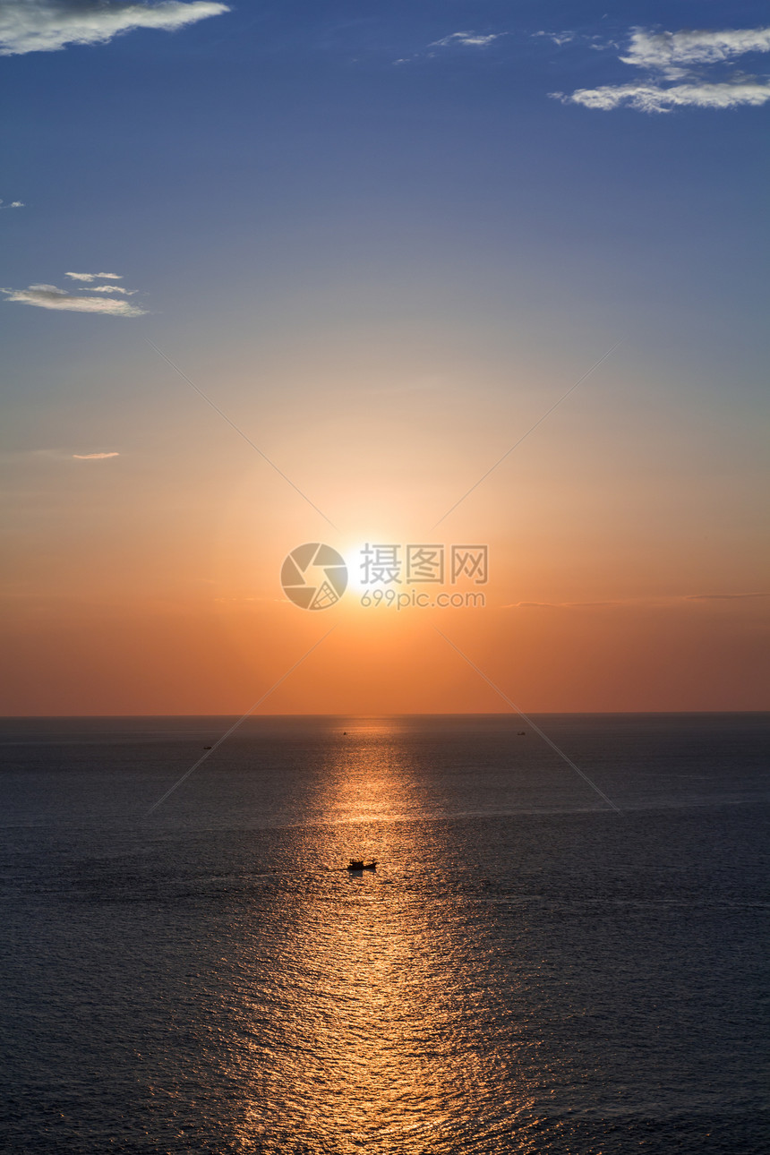 日落时的渔船轮太阳阳光海浪橙子黄色天气钓鱼海洋金子蓝色图片