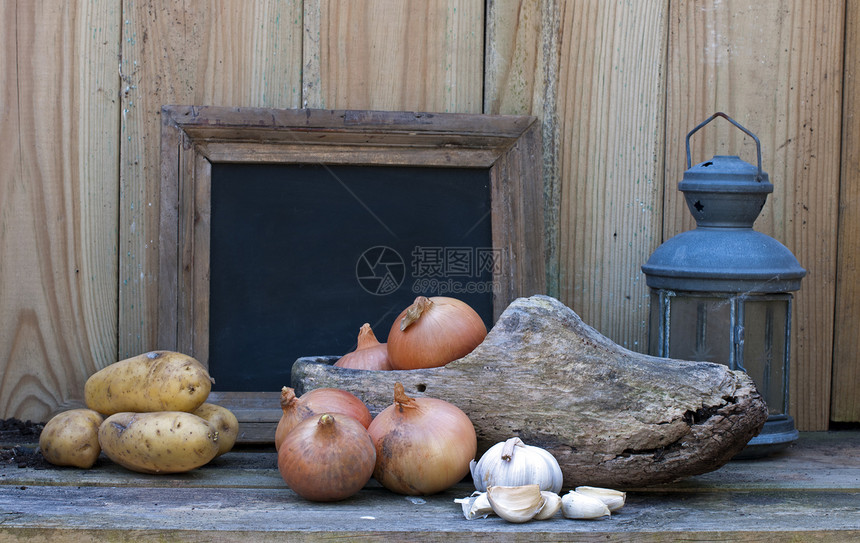 死活者静物蔬菜水果土豆货架黑色蜡烛洋葱金属棕色图片