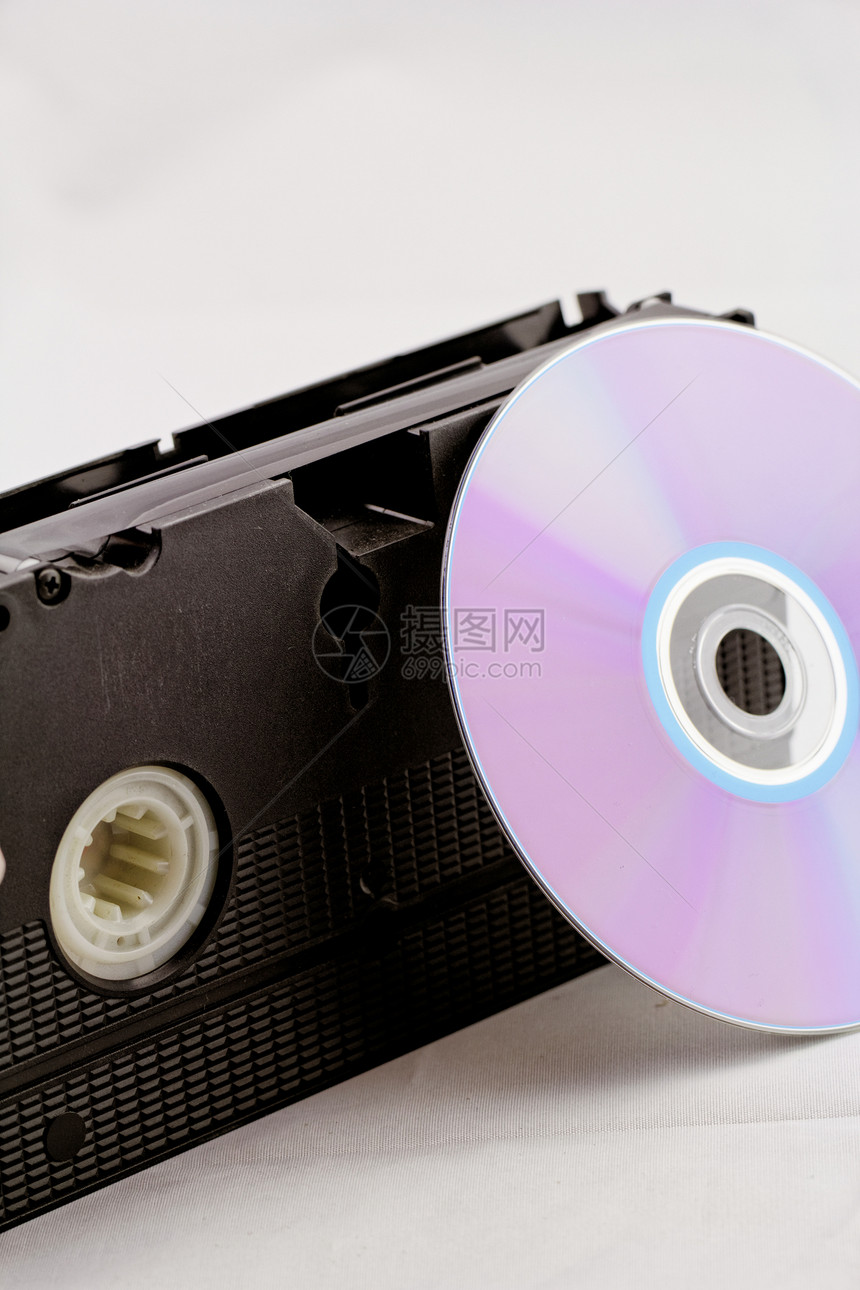 VHS和DVD生产娱乐技术黑色光盘录像带记录贮存白色数据图片