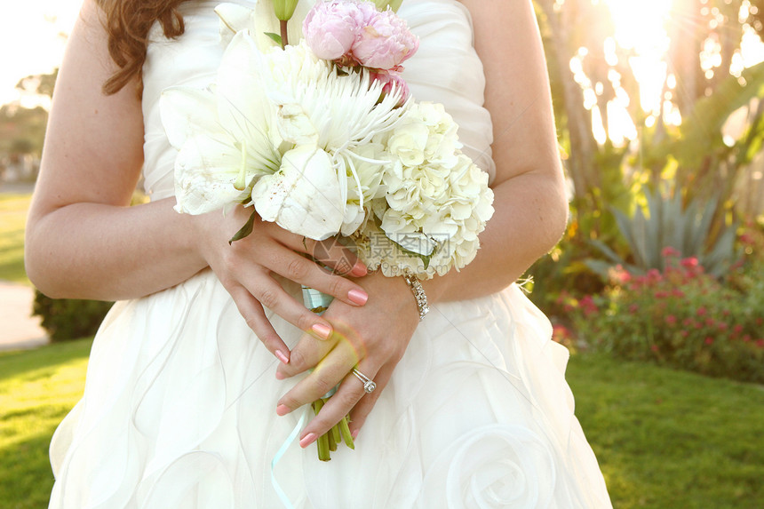 她结婚那天的漂亮新娘 外出衣服奢华钻石已婚手臂晴天成人玫瑰婚礼幸福图片