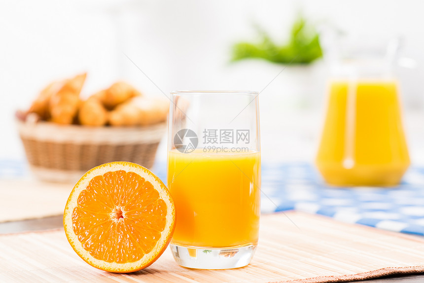 橙汁和一杯橙汁情调器皿玻璃茶点生活橙子蓝色水果异国果汁图片