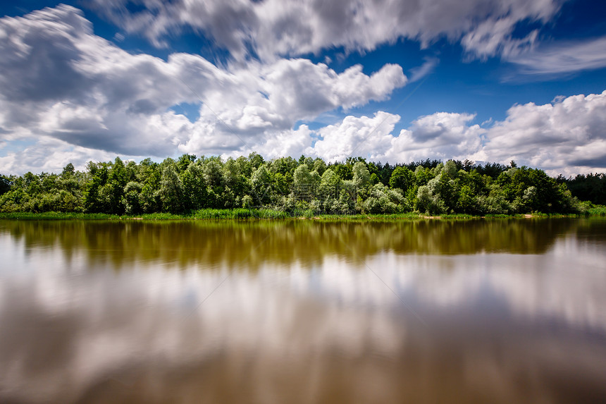 云天与莫斯科附近河之间森林的条纹 五图片