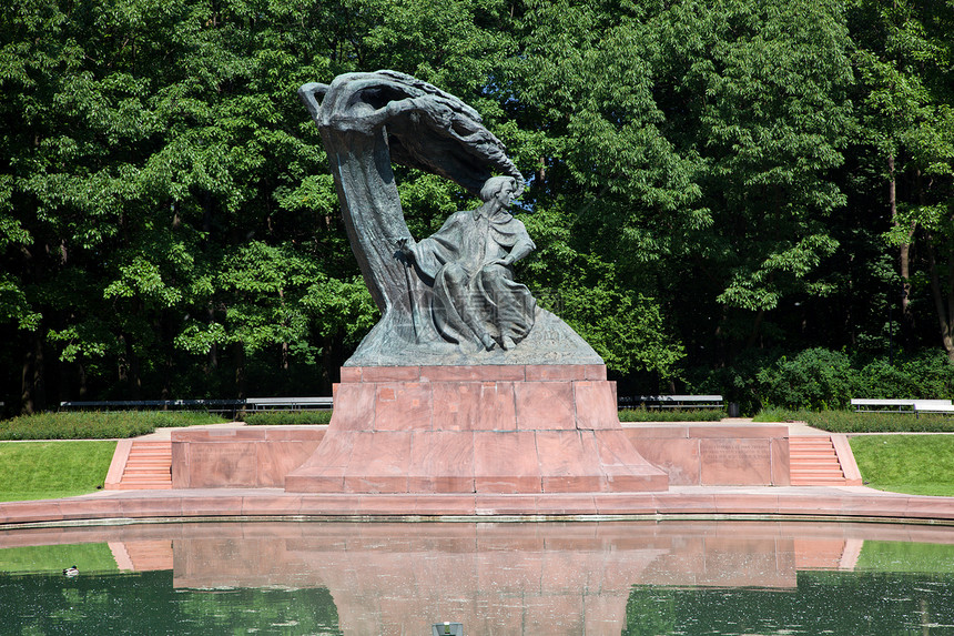 波兰华沙Lazienki公园的肖邦雕像树木季节植物纪念碑抛光城市旅游池塘青铜叶子图片