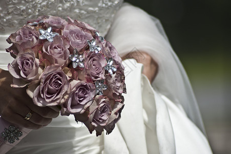 带花束的新娘裙子粉色花朵婚纱婚礼捧花背景图片