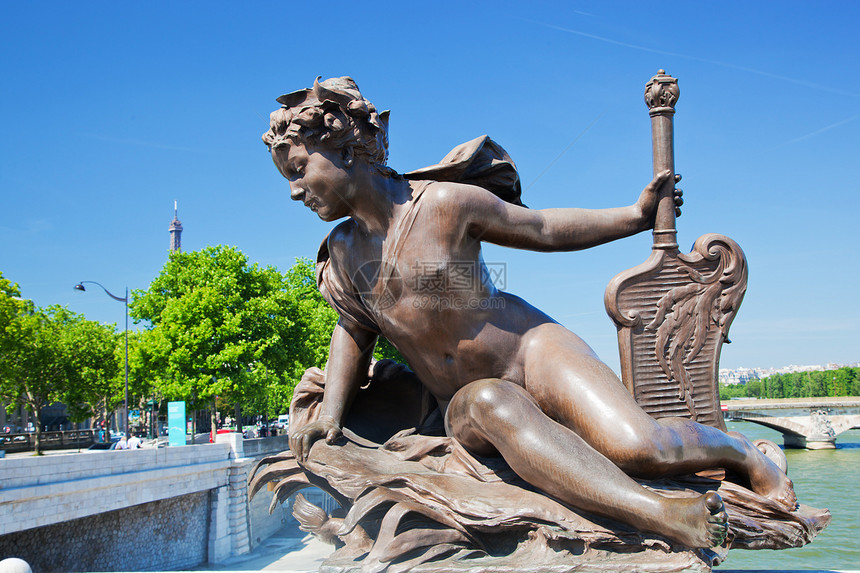 亚历山大桥与埃菲尔铁塔对决的艺术雕像 法国巴黎假期首都建筑观光吸引力金属纪念碑国家历史城市图片
