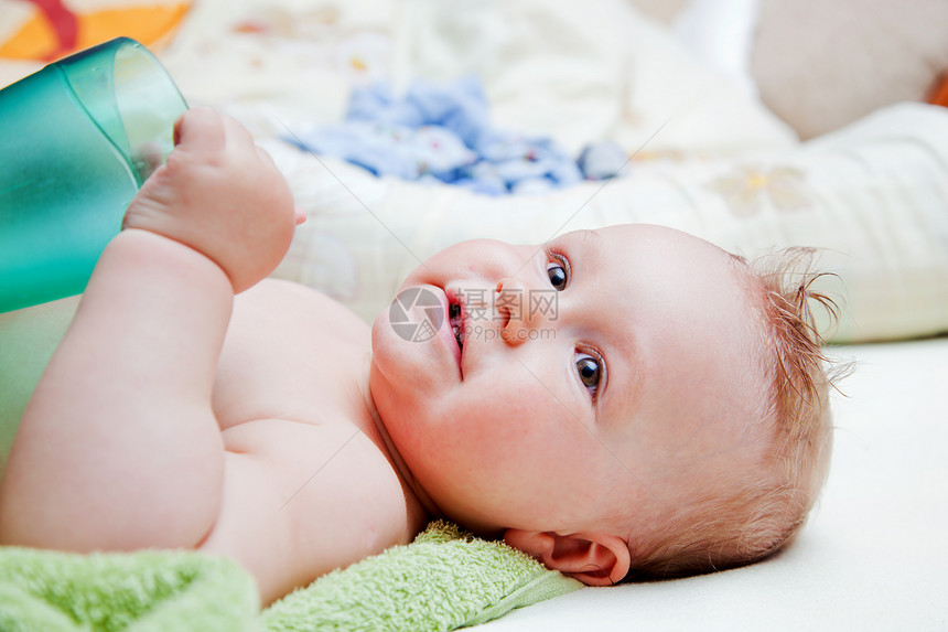一个婴儿在等待着换餐巾纸卫生生活儿童新生童年儿子毛巾身体说谎白色图片