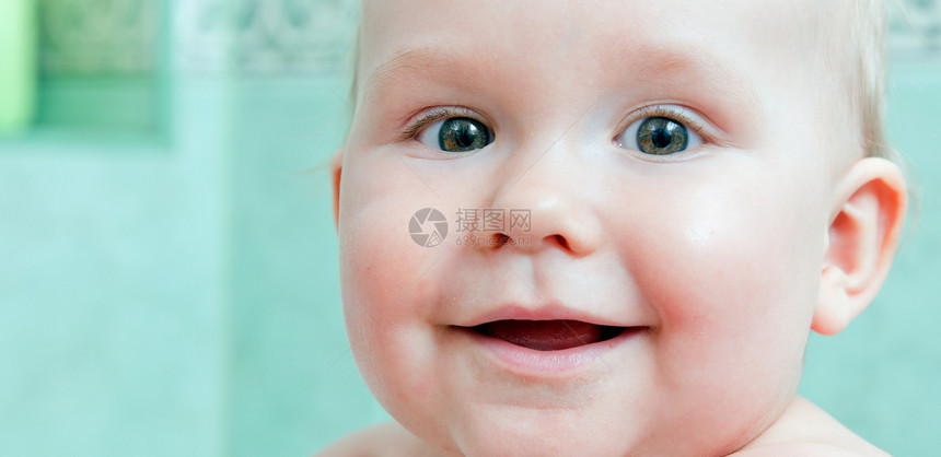 快乐可爱的婴儿在浴室里微笑图片