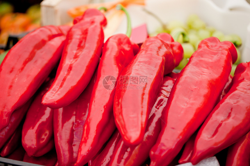 新鲜 健康的红色黄黄色辣椒胡椒大型闭合沙拉宏观红辣椒食物团体市场烹饪美食香料橙子图片