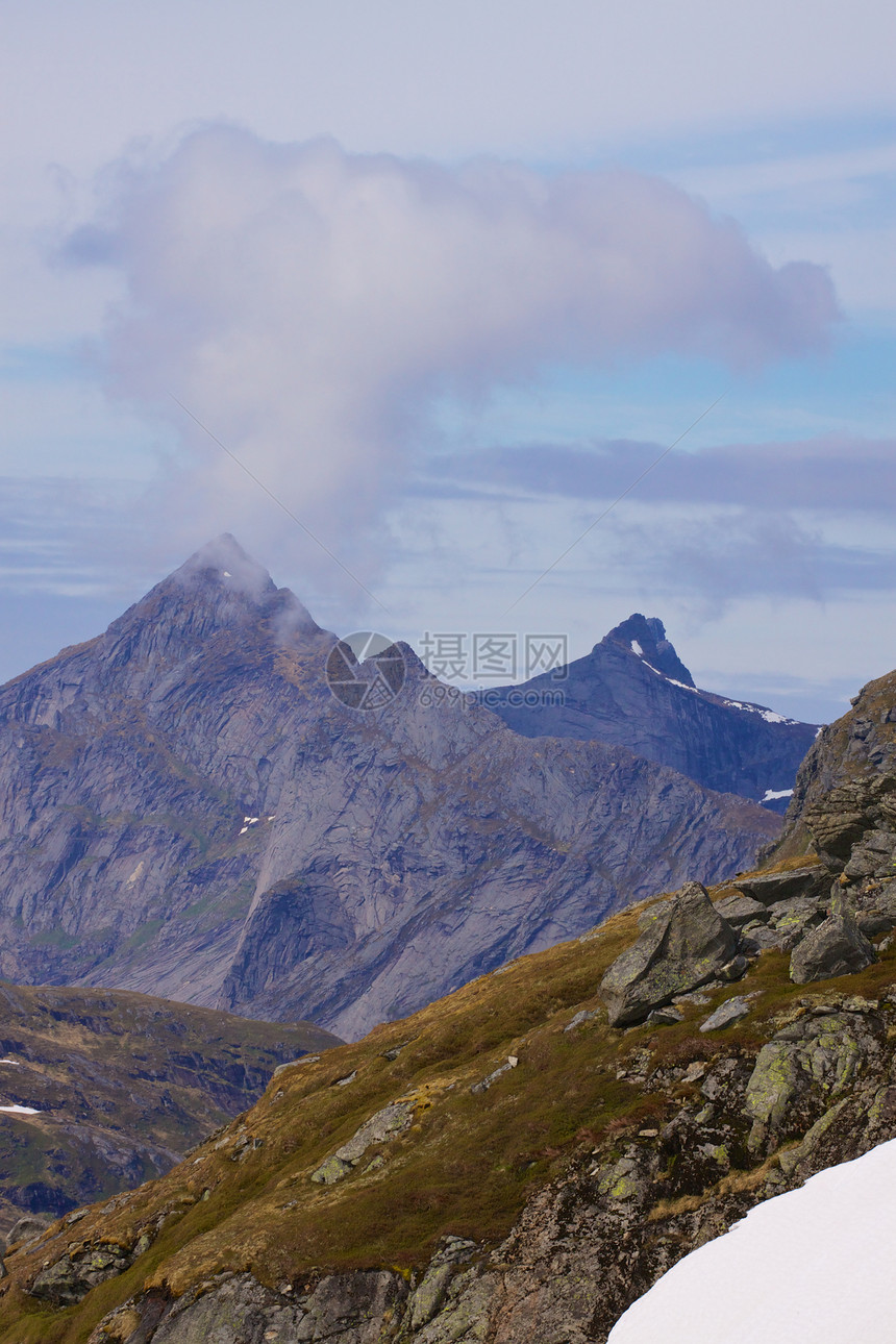 挪威风貌蓝色山脉全景岩石风景山峰脚步晴天远足图片