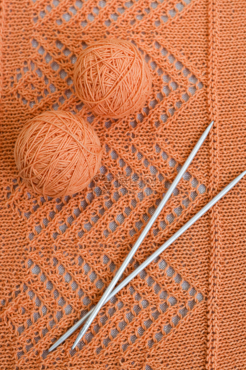 橙色球 编织图案和编织针桌布模拟衣服喜悦线圈家庭假期头发闲暇工作图片