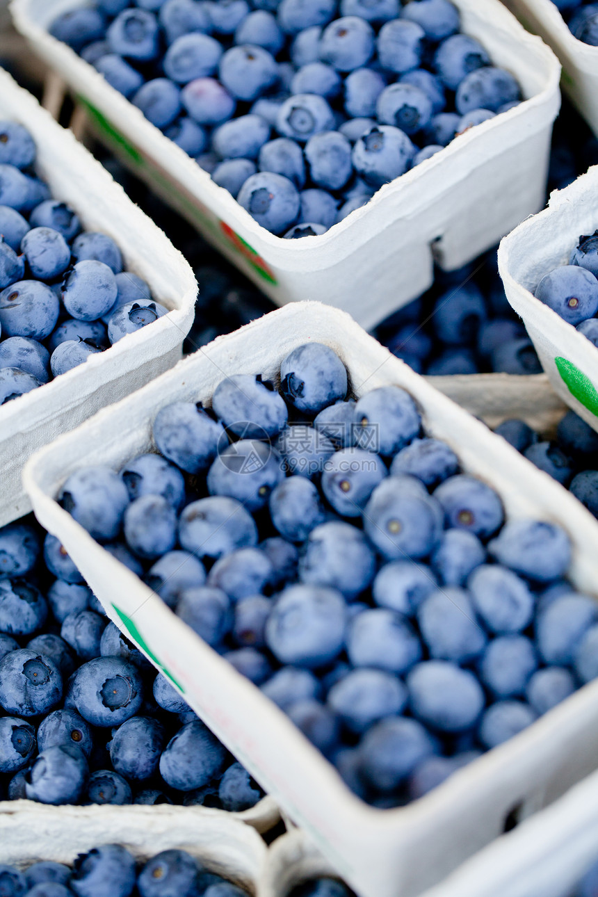 健康新鲜蓝莓宏观在户外市场闭合甜点小吃团体浆果营养饮食食物蓝色植物覆盆子图片