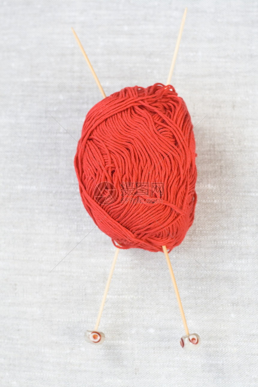 在光背景上用木针做编织 用大红色的刺线图片