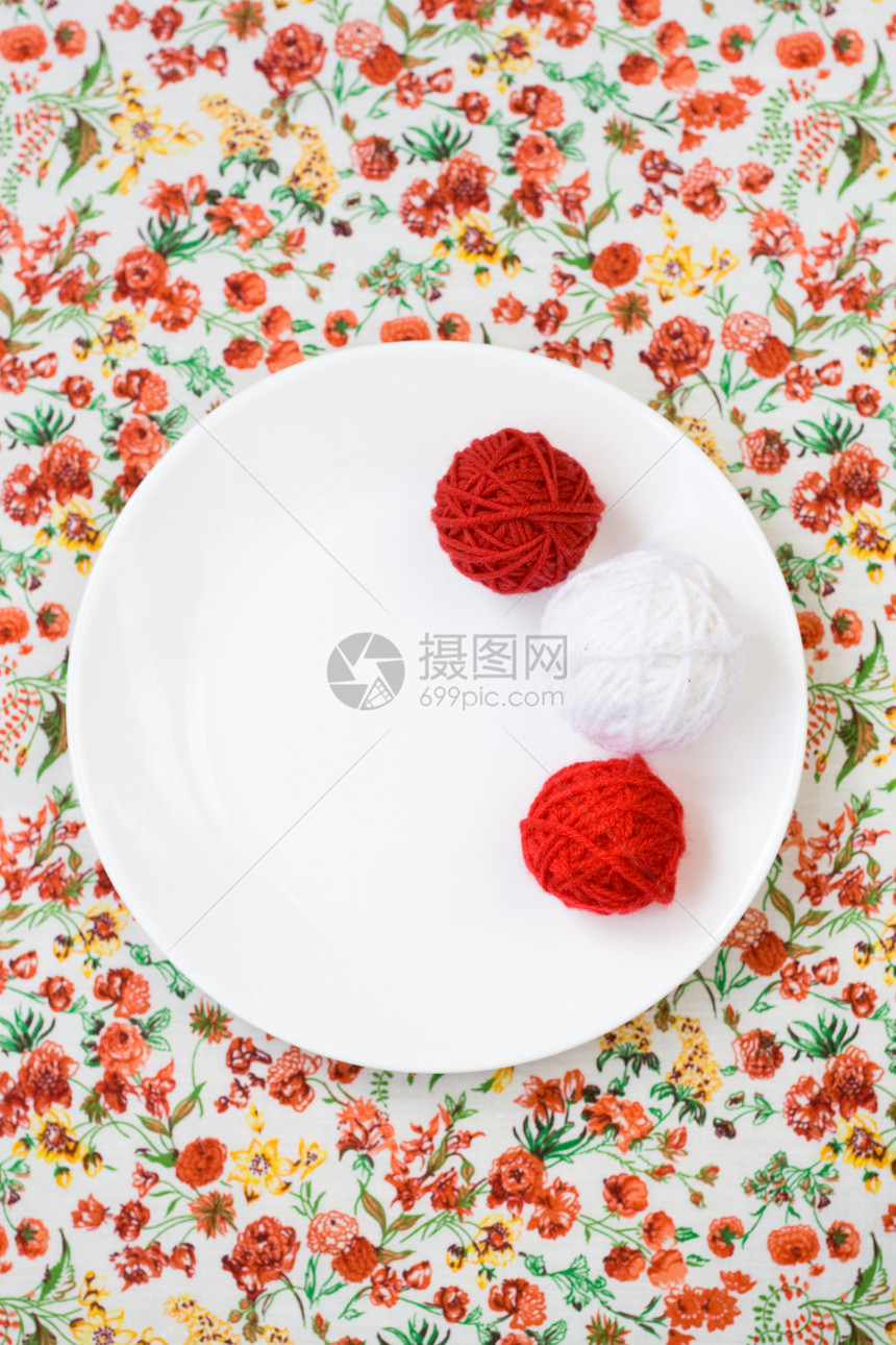 白盘 辐条 红花背景的红白球绳索陶瓷盘子夫妻消遣家庭喜悦工作色调缠结图片
