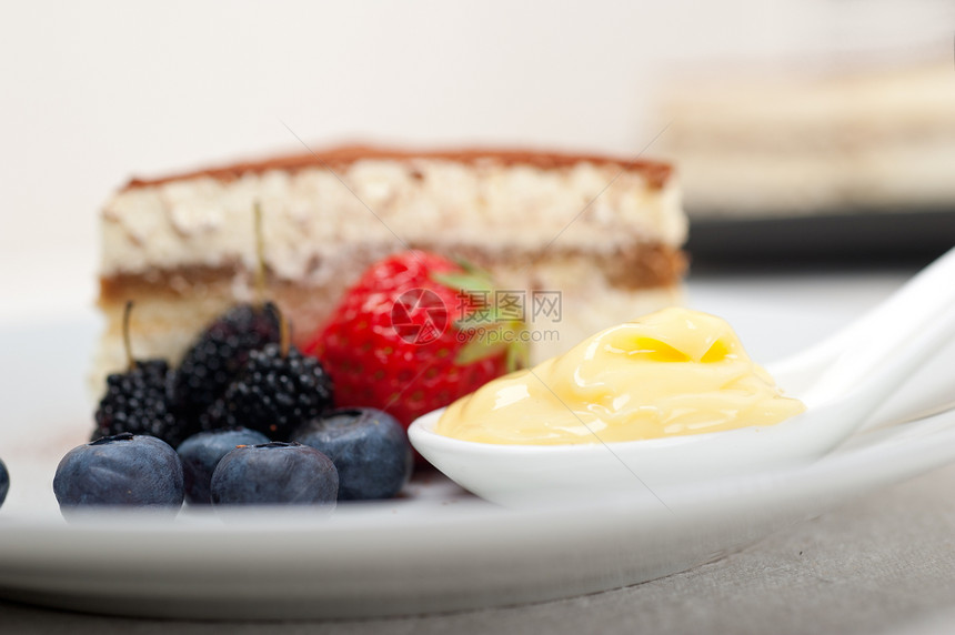 甜点加浆果和奶油美食图层粉末咖啡蛋糕糕点盘子小吃食物宏观图片