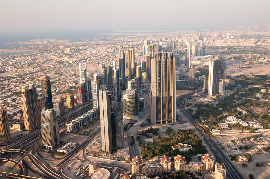 迪拜的摩天大楼 从看望看到 阿拉伯联合酋长国街道玻璃岩石天空天际哈里发金属建造办公室建筑学图片