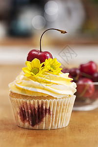 蛋糕樱桃花与樱桃花和鲜花的杯饼桌子小吃奶油糕点黄油工作室磨砂蛋糕杯子花瓣背景