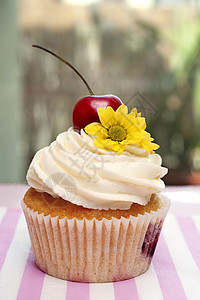 蛋糕樱桃花与樱桃花和鲜花的杯饼黄油家庭烘焙蛋糕鞭打糕点磨砂小雨桌子玻璃背景