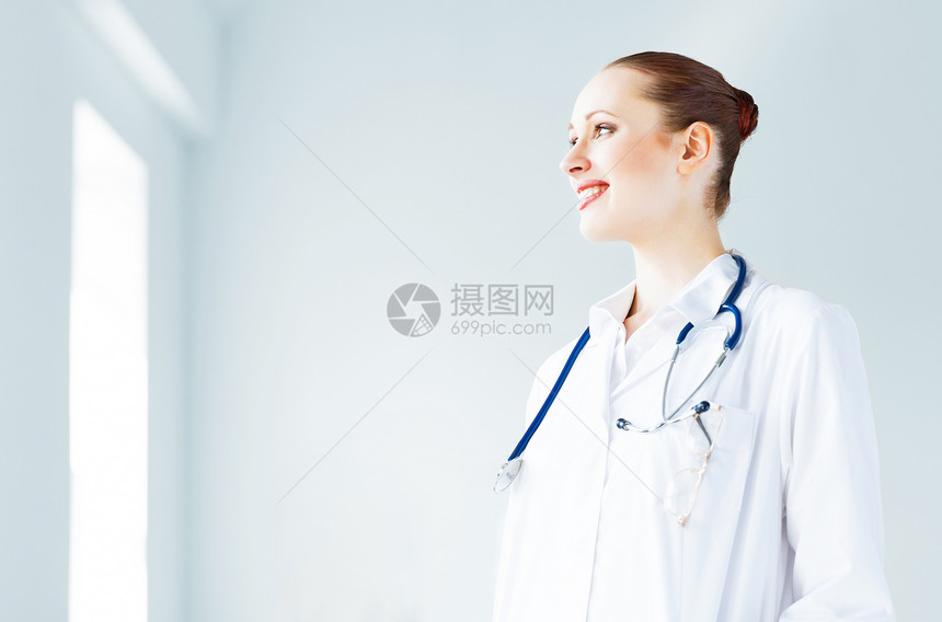 成功年轻医生的肖像医师保健快乐临床女性卫生男性从业者职业医院图片