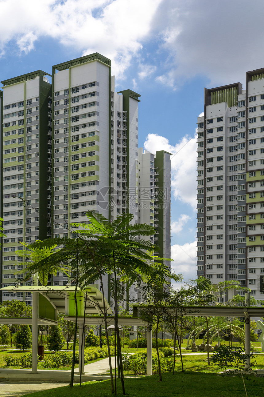 绿地抵押蓝色天空建筑学住宅公寓邻里城市高楼摩天大楼图片