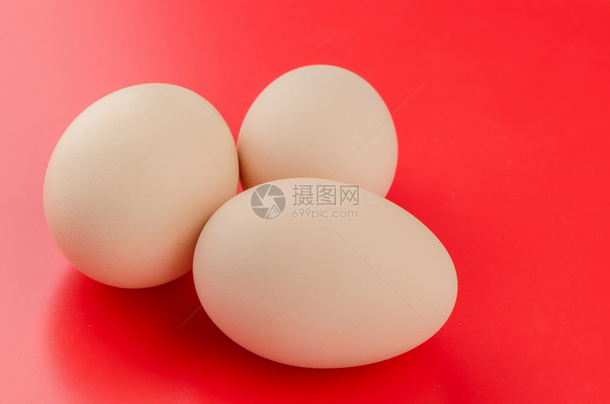 三个棕蛋营养团体圆形棕色杂货店红色蛋壳食品美食饮食图片