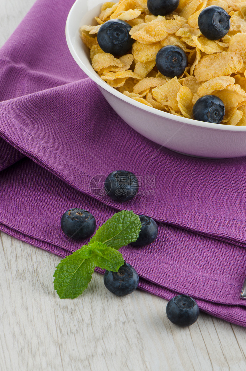 谷物和蓝莓甜点小吃勺子玉米片餐巾营养小麦玉米粮食蓝色图片