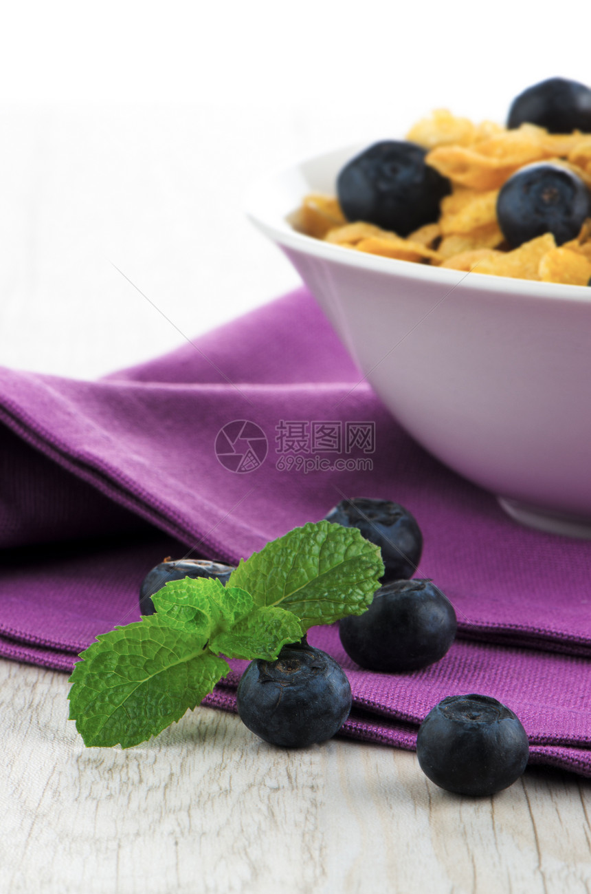 谷物和蓝莓薄片玉米片活力饮食蓝色粮食浆果节食桌子餐巾图片