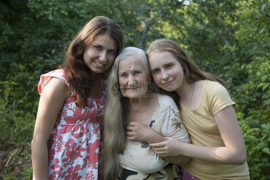 外祖母和孙孙女在夏天图片
