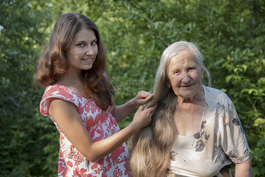 外祖母孙女梳理头发图片