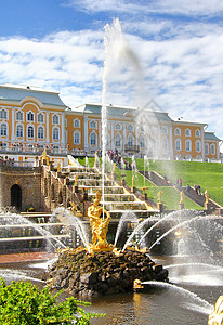 俄国彼得霍夫宫的大卡塞德喷泉地标纪念碑金子蓝色旅游旅行风格住宅建筑学背景图片