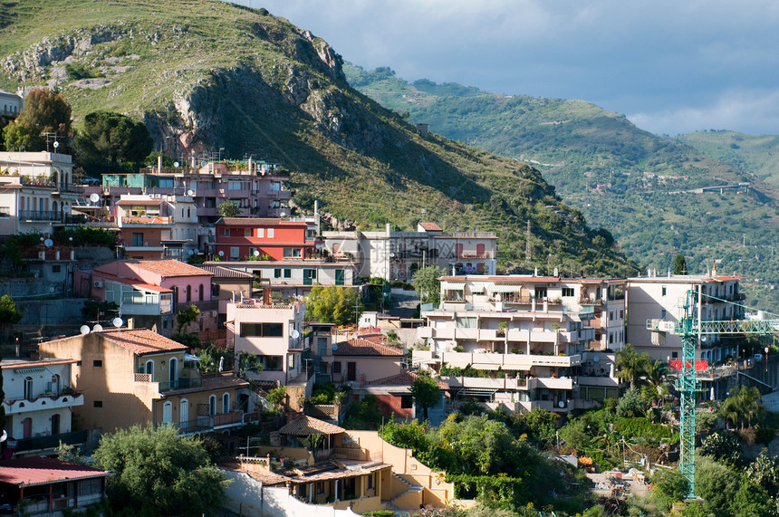 从意大利西西里西西里海岸最豪华的旅游胜地TaorminaSicilia爬坡游客国家建筑学城市蓝色旅游旅行岩石房子图片