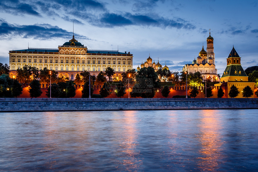 莫斯科克里姆林宫和莫斯科河夜幕中闪光 拉斯金子旅行地标星星景观首都交通天际天炉教会图片