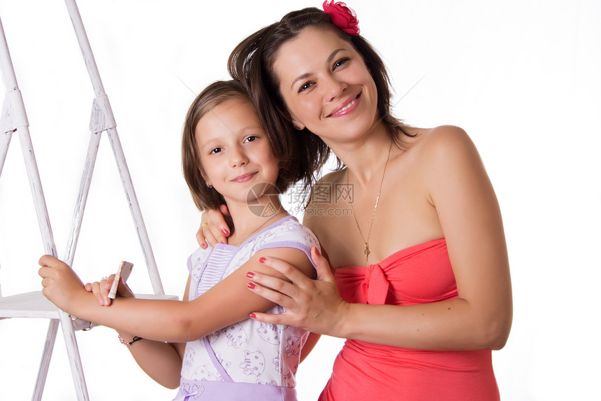 微笑的母亲和女儿抱抱衣服孩子夫妻情感女性女士拥抱童年白色妈妈图片