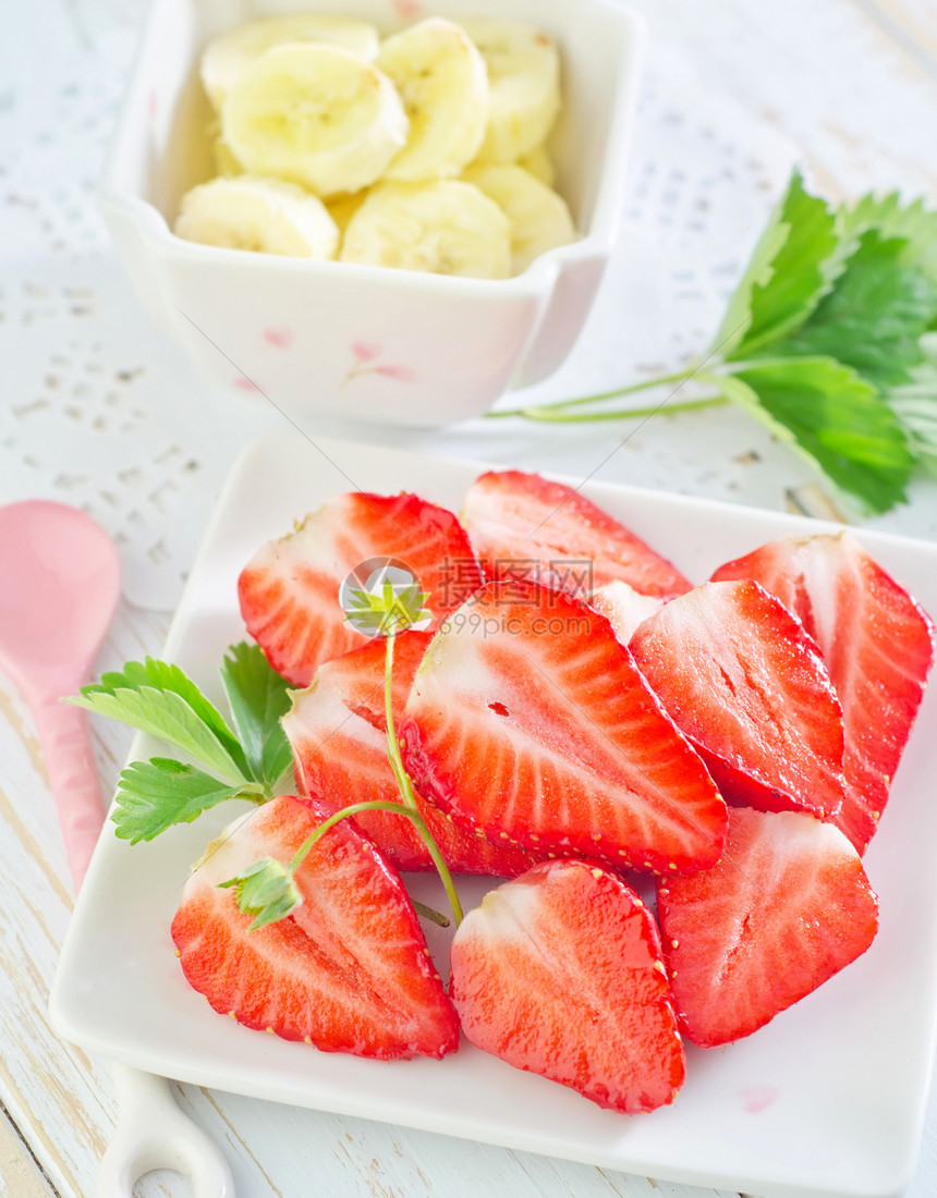 草莓和香蕉午餐小吃生物营养甲板甜点沙拉水果出纳员水果串图片