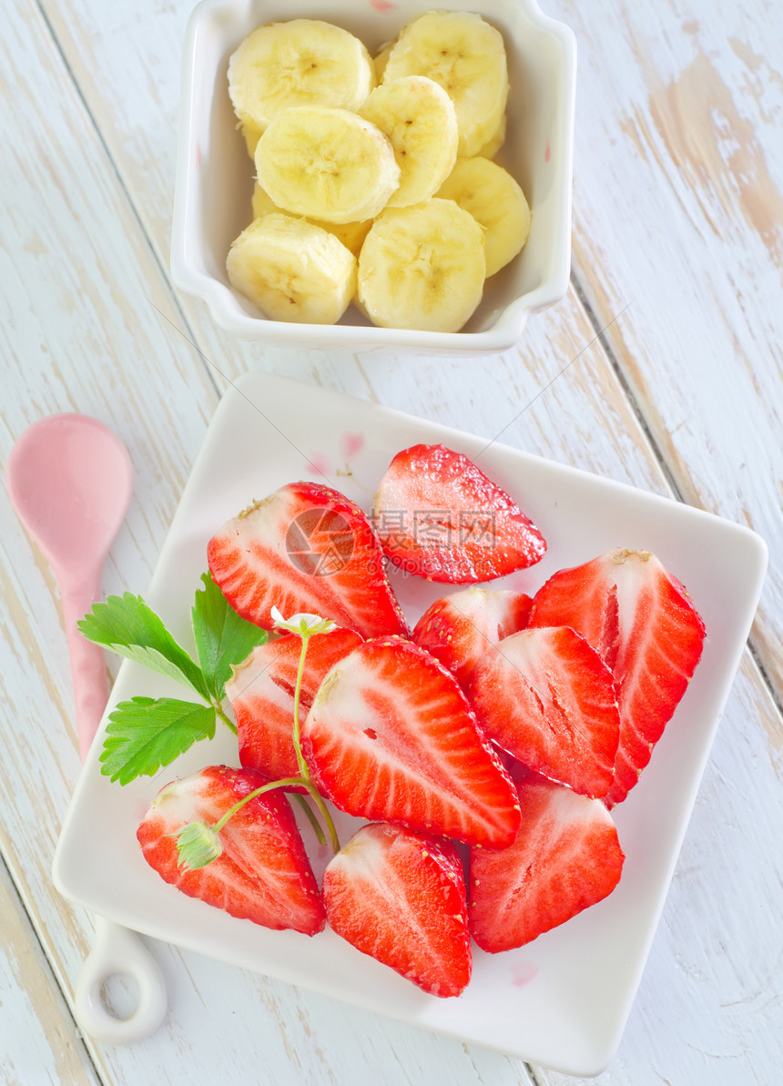 草莓和香蕉出纳员沙拉薄荷生物甲板水果串甜点饮食食物浆果图片