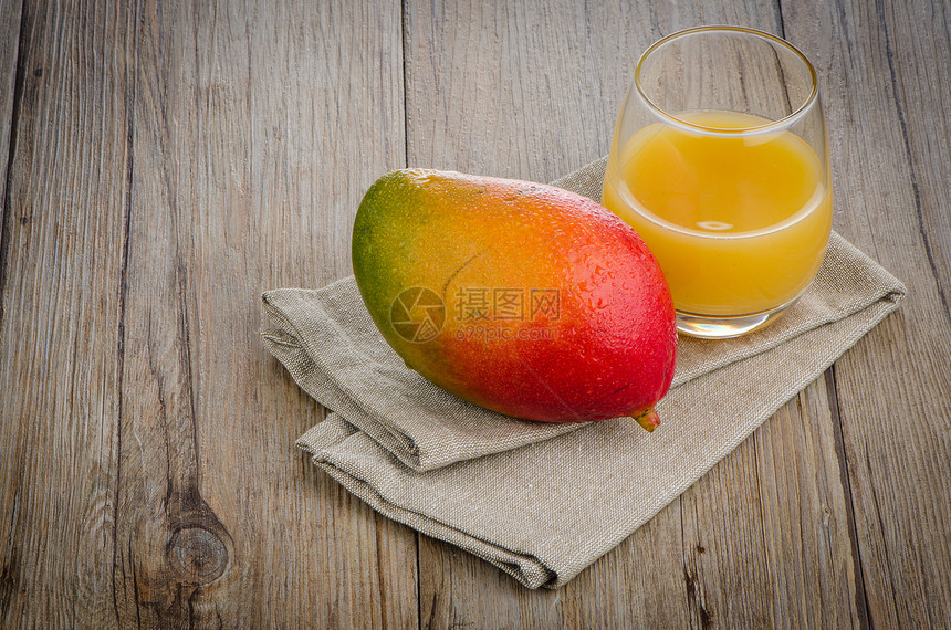 新鲜芒果汁果味奶油状橙子服务黄色液体甜点异国水果果汁图片