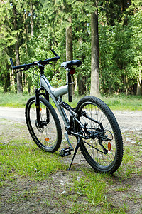 车停在乡村公路上的自行车细节高清图片