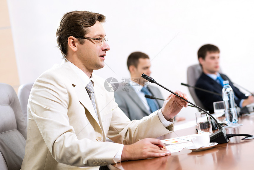 商务人士的肖像大厅团体工作瓶子桌子会议同事讨论管理人员麦克风图片