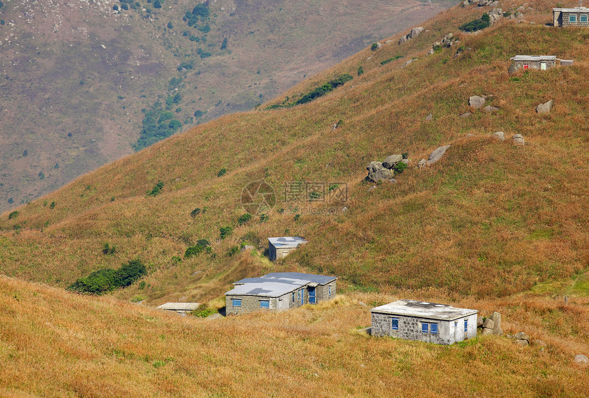 山上的房子稻草草地植物天空森林环境爬坡土地风景场地图片