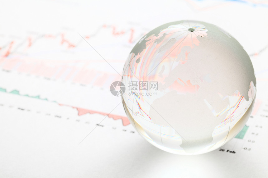 财务图表中的玻璃球地球球市场金融经济预言银行水晶数据概念性库存图片