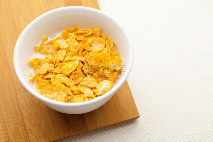 玉米片在碗中粮食谷物玉米薄片酸奶牛奶木头白色黄色奶制品图片