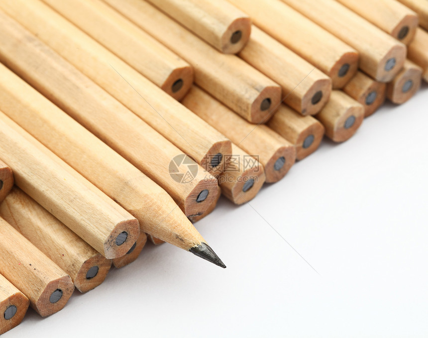 白色背景上的笔铅笔绘画办公室黄色工作补给品学校木头商业图片