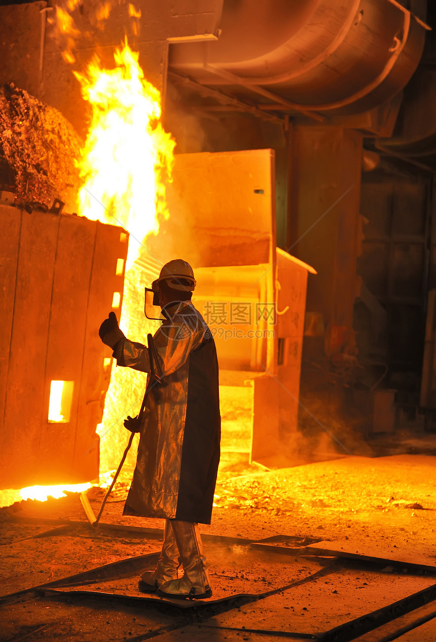 钢铁工人取烤炉样本保护铸造工作杯子火花生产收集工艺液体烤箱图片