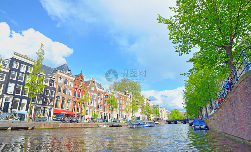 阿姆斯特丹沿运河沿河的传统住宅和家用船图片