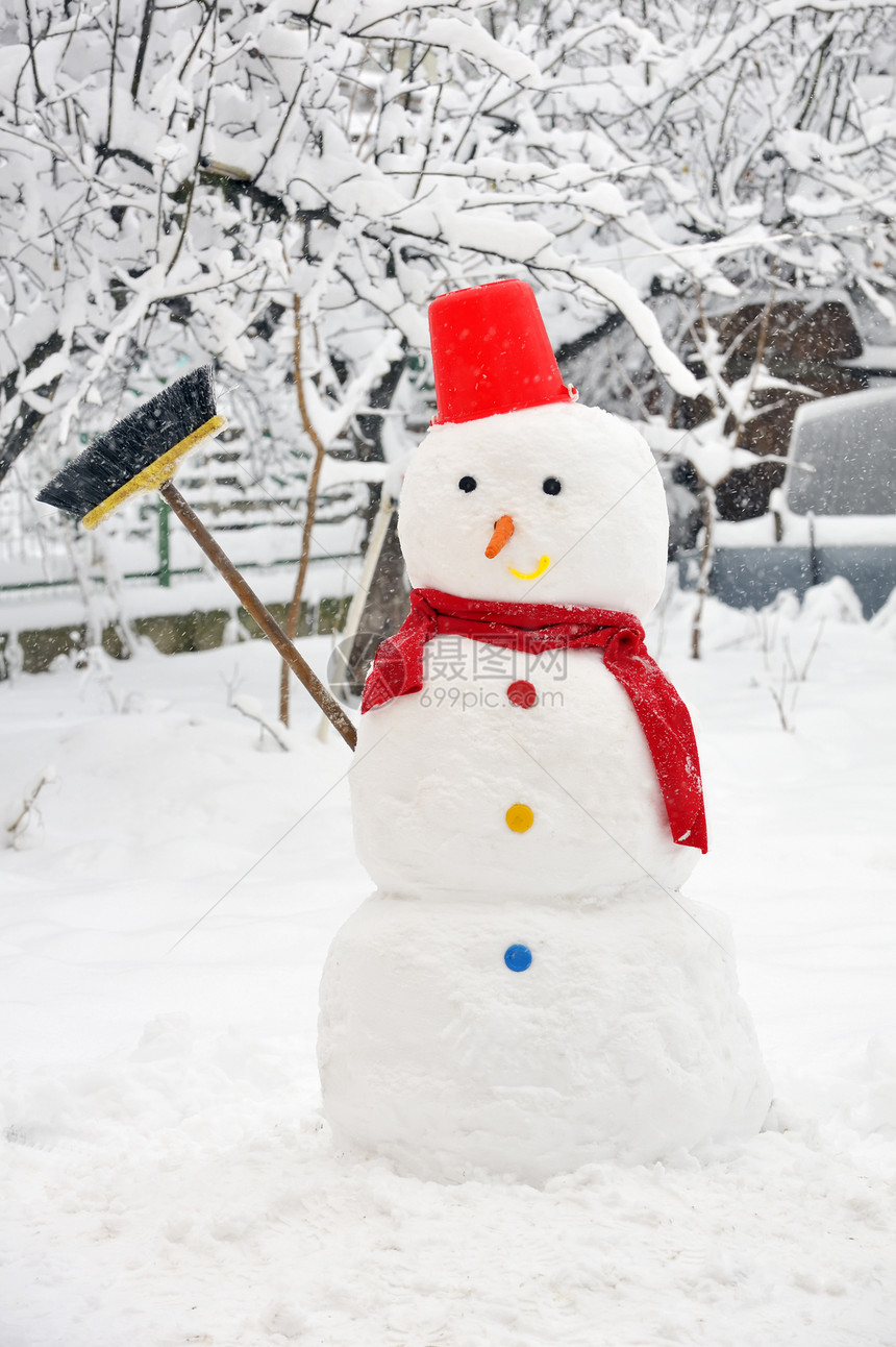 雪地花园上的雪人图片