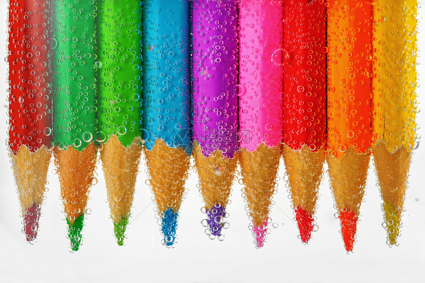 彩色铅笔沉入水中图片