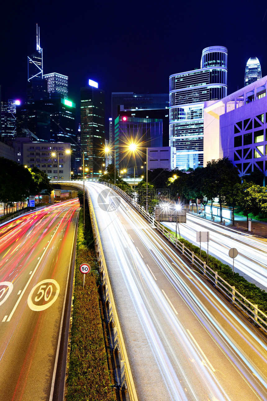 有车灯的公路运动驾驶景观建筑学市中心地标摩天大楼天际街道蓝色图片