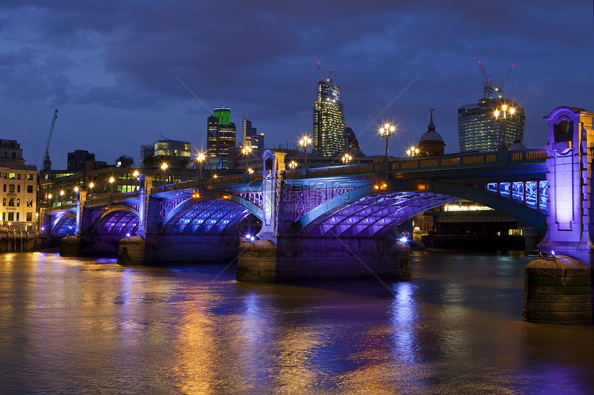 伦敦Southwark桥照明建筑学景点旅行观光地标城市点燃旅游图片