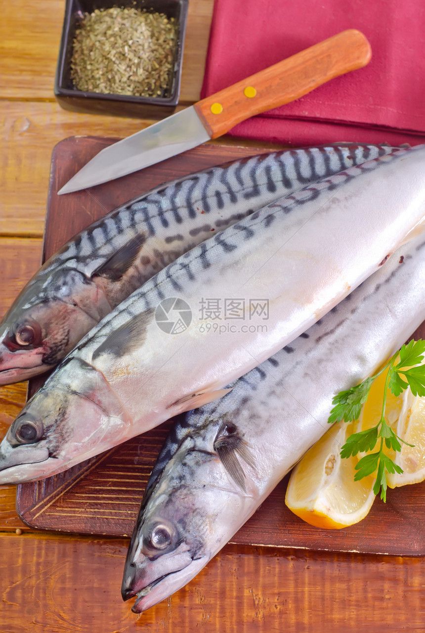生鱼蓝色鳟鱼柠檬钓鱼市场草本植物尾巴盐水水果海洋图片